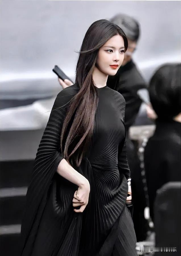 杨超越巴黎时装周走红毯，美到如同洋娃娃，网友热议其时尚转型。
杨超越作为《创造1