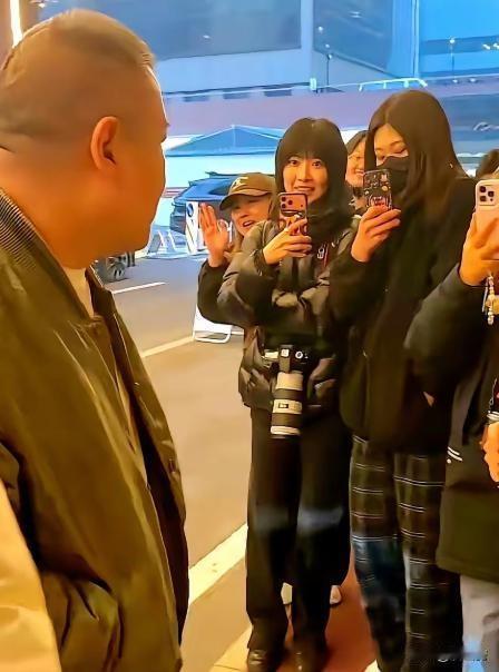 年收入上亿，穿七万一件的LV夹克，扯碎了多少人的“草根滤镜”。

前些日子，小岳