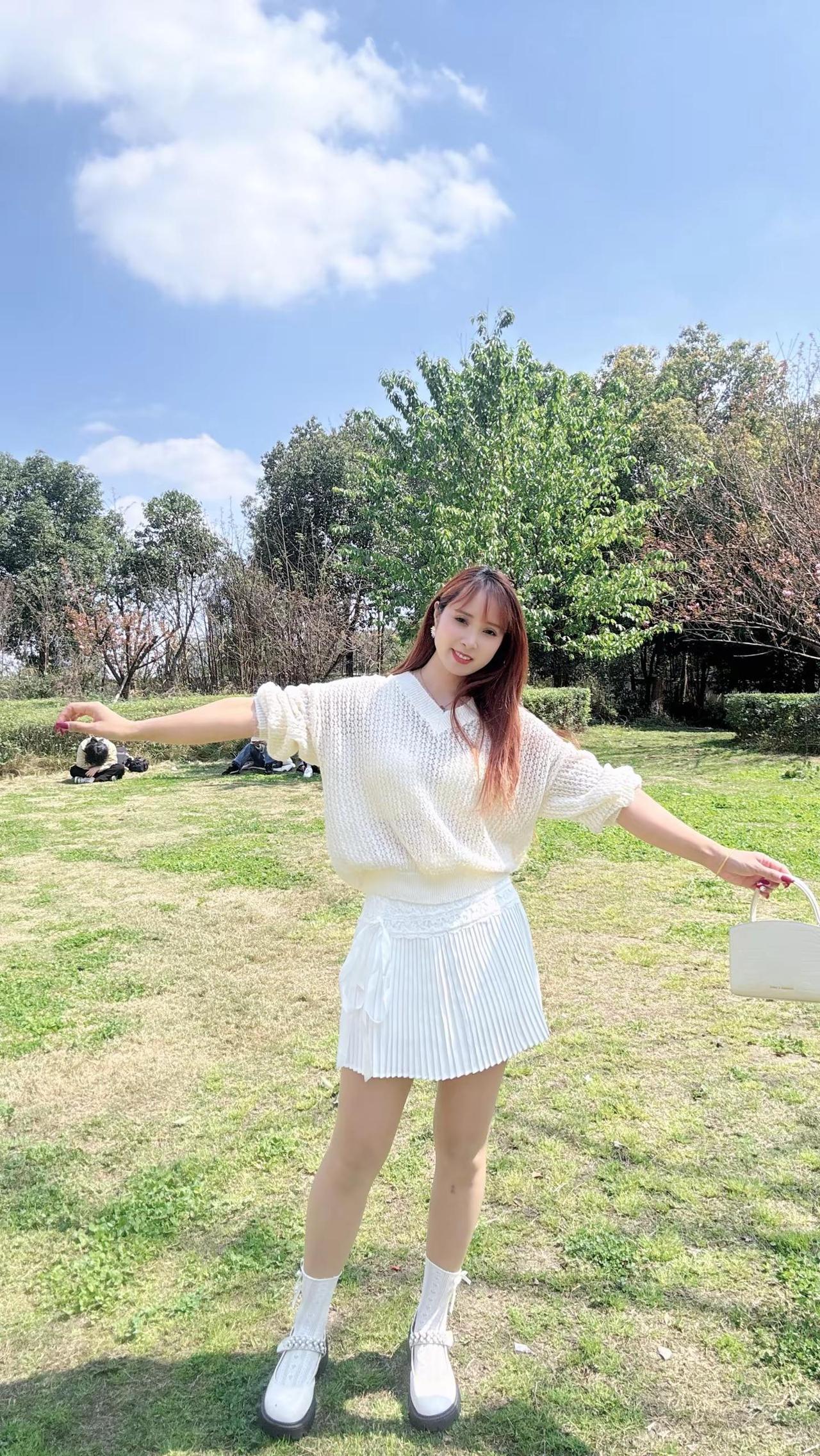 作息乱乱的 人笨笨的 意志淡淡的 老天爷 我只是个混日子的 请你不要为难我……中