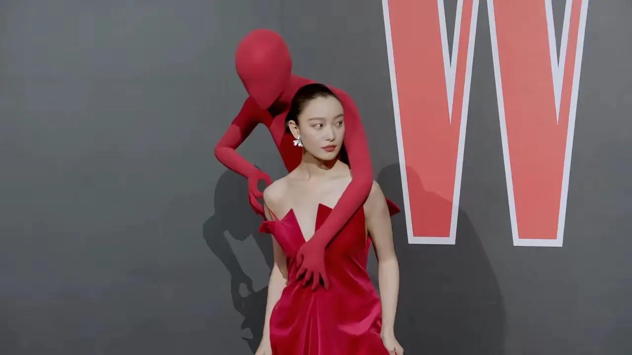 倪妮红毯造型，这波操作绝了！
 
家人们，这次盛典红毯，倪妮真的是狠狠“杀”疯了