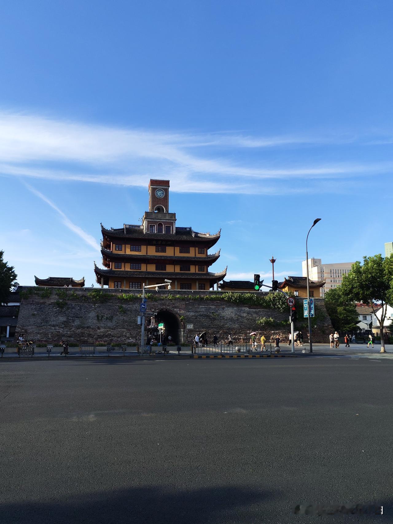 我之前去偏远山区支教，那里山高林密，很多地方信号都不好。但我用的移动网络，在学校