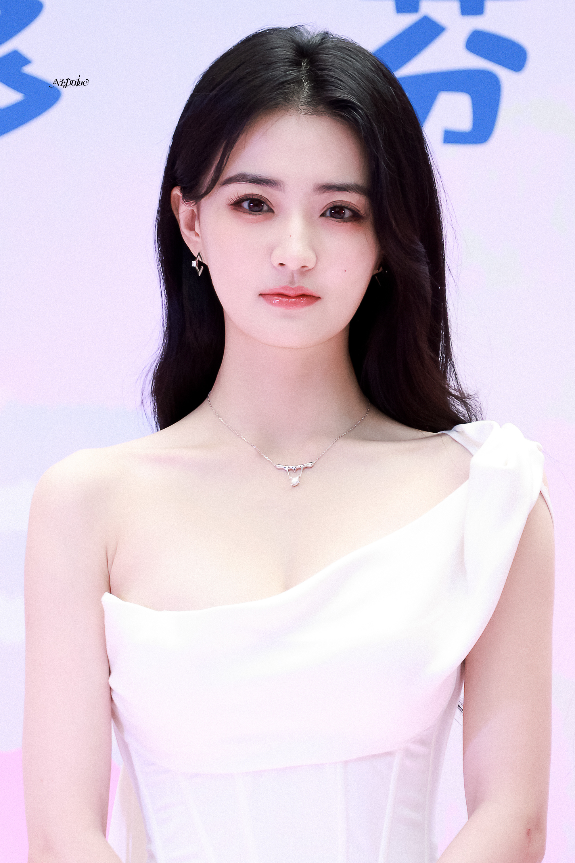 徐璐 白缎斜肩裙勾勒出柔美的曲线，锁骨链轻缀颈间添了几分娇俏，玉足踩着钻带高跟，