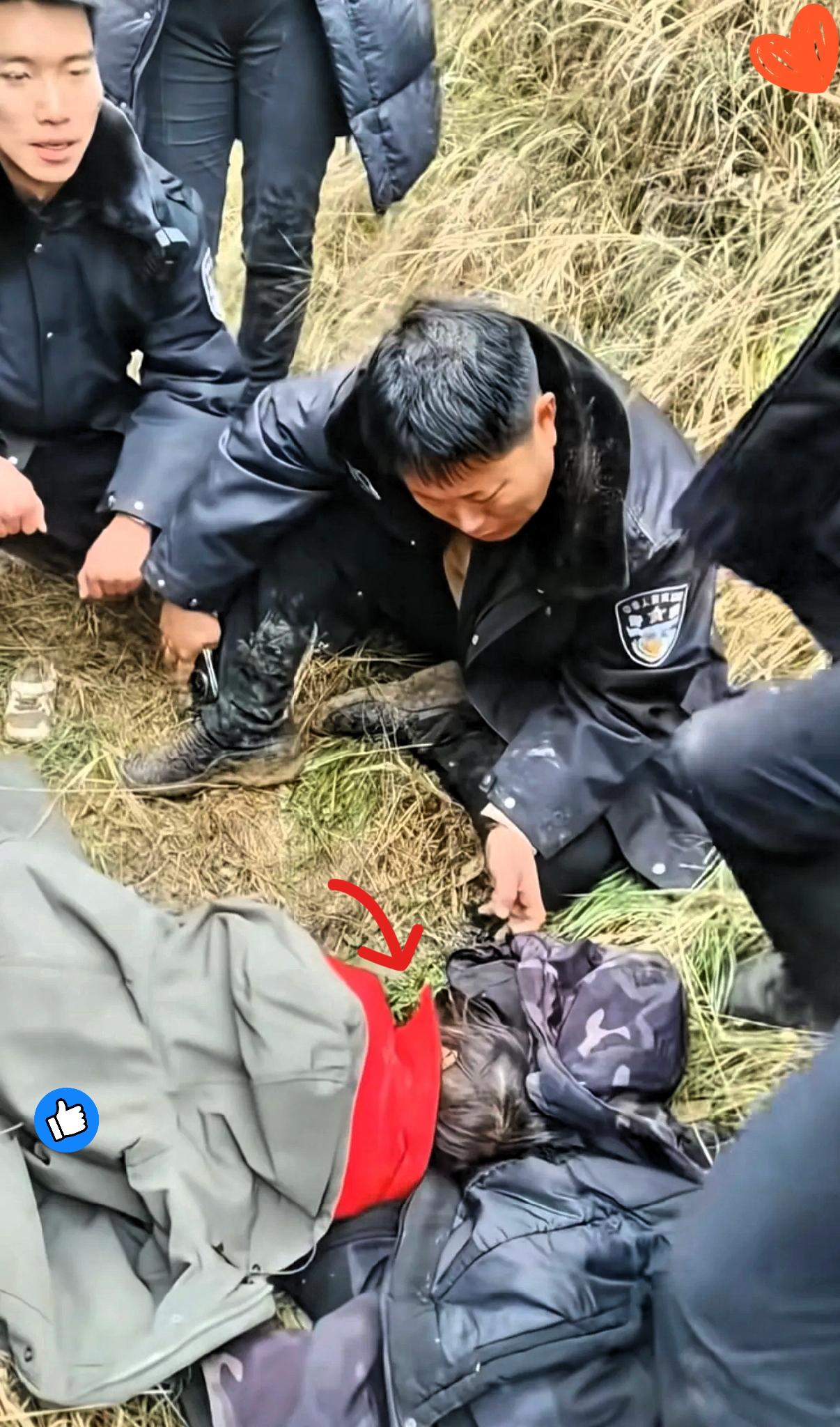 谁看了东北民警找孩子的画面能不破防啊！

明明是糙汉子，裤脚鞋面裹满泥疙瘩像刚从