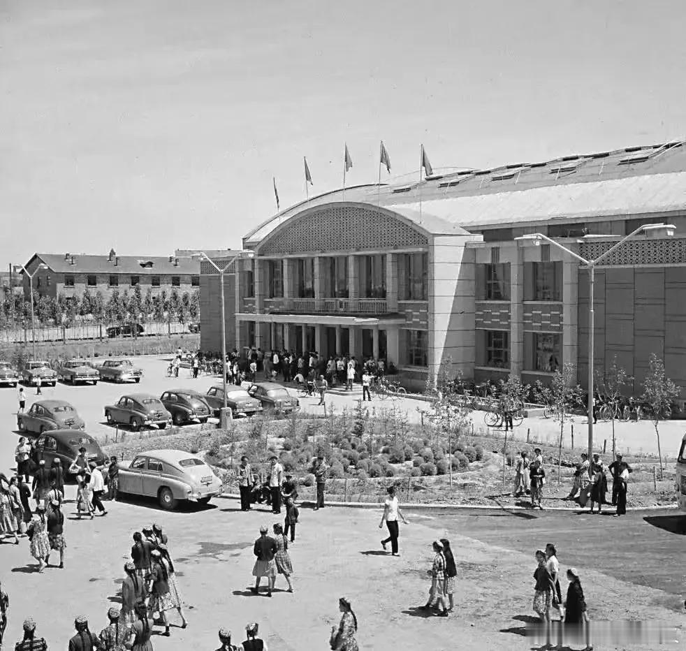 1989年8月2日，全军第三届“八一杯”篮球赛，在新疆维吾尔自治区乌鲁木齐市南门