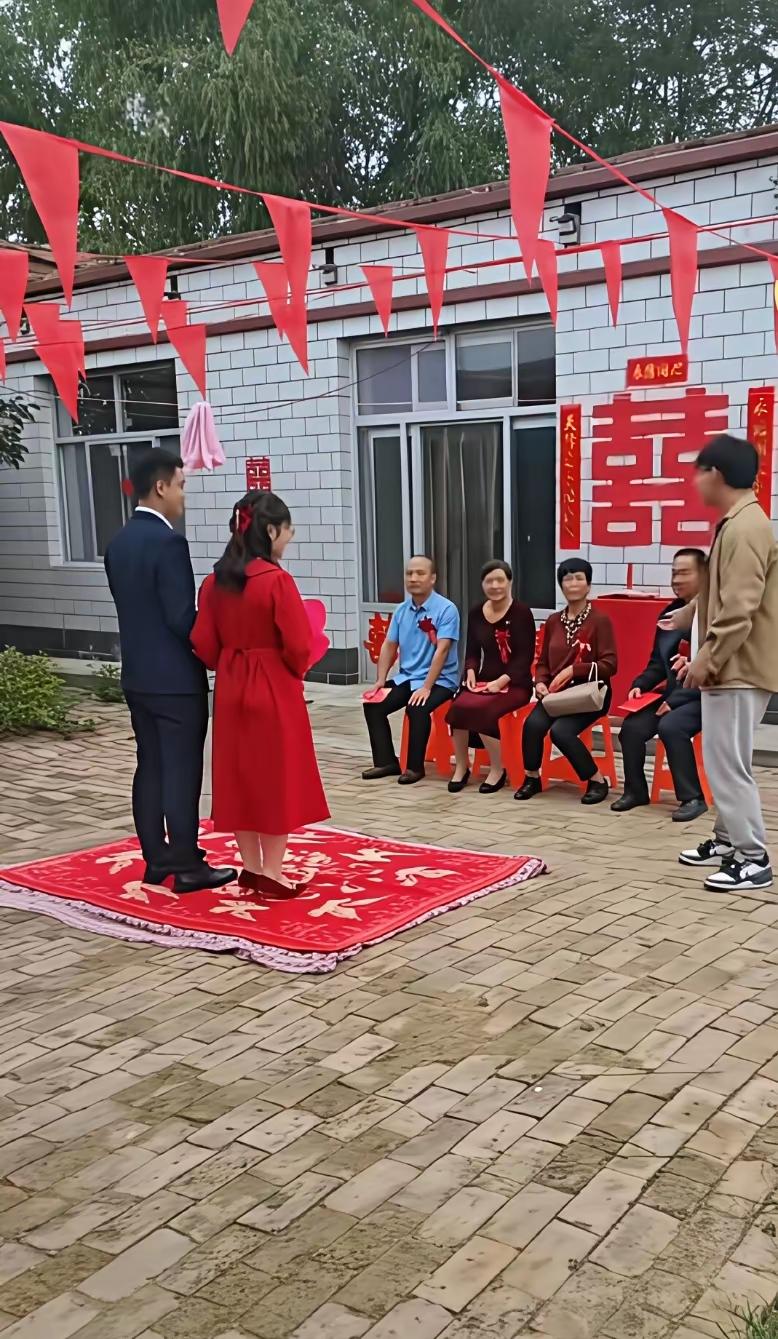 河北一对博士新郎，新娘，在新郎的农村，办了简单的婚礼。我认为这才是易风易俗，婚礼