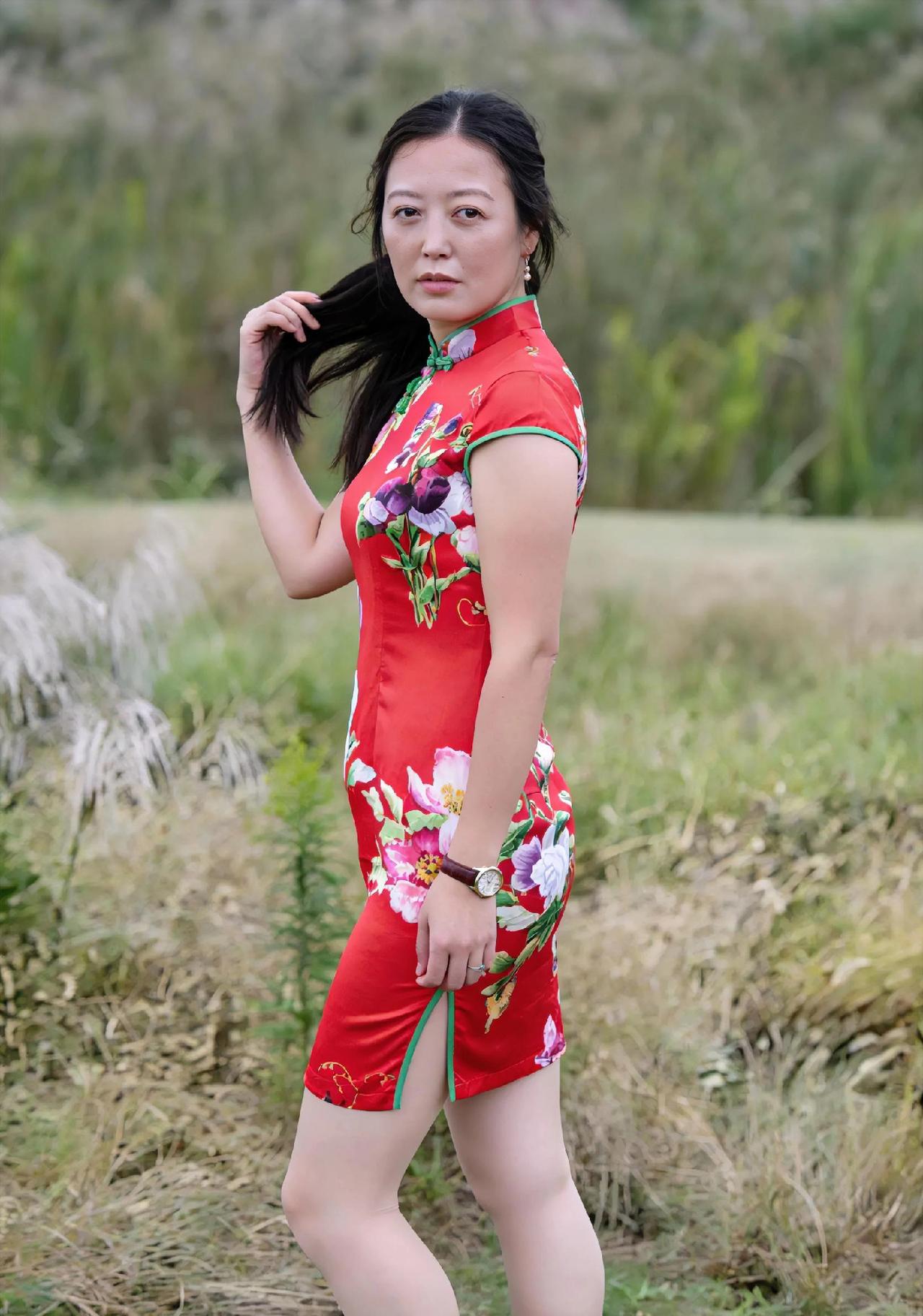 穿旗袍拍照，那美简直绝了！沉稳大气又露出优美肩臂线条，高开叉让腿部若隐若现，性感