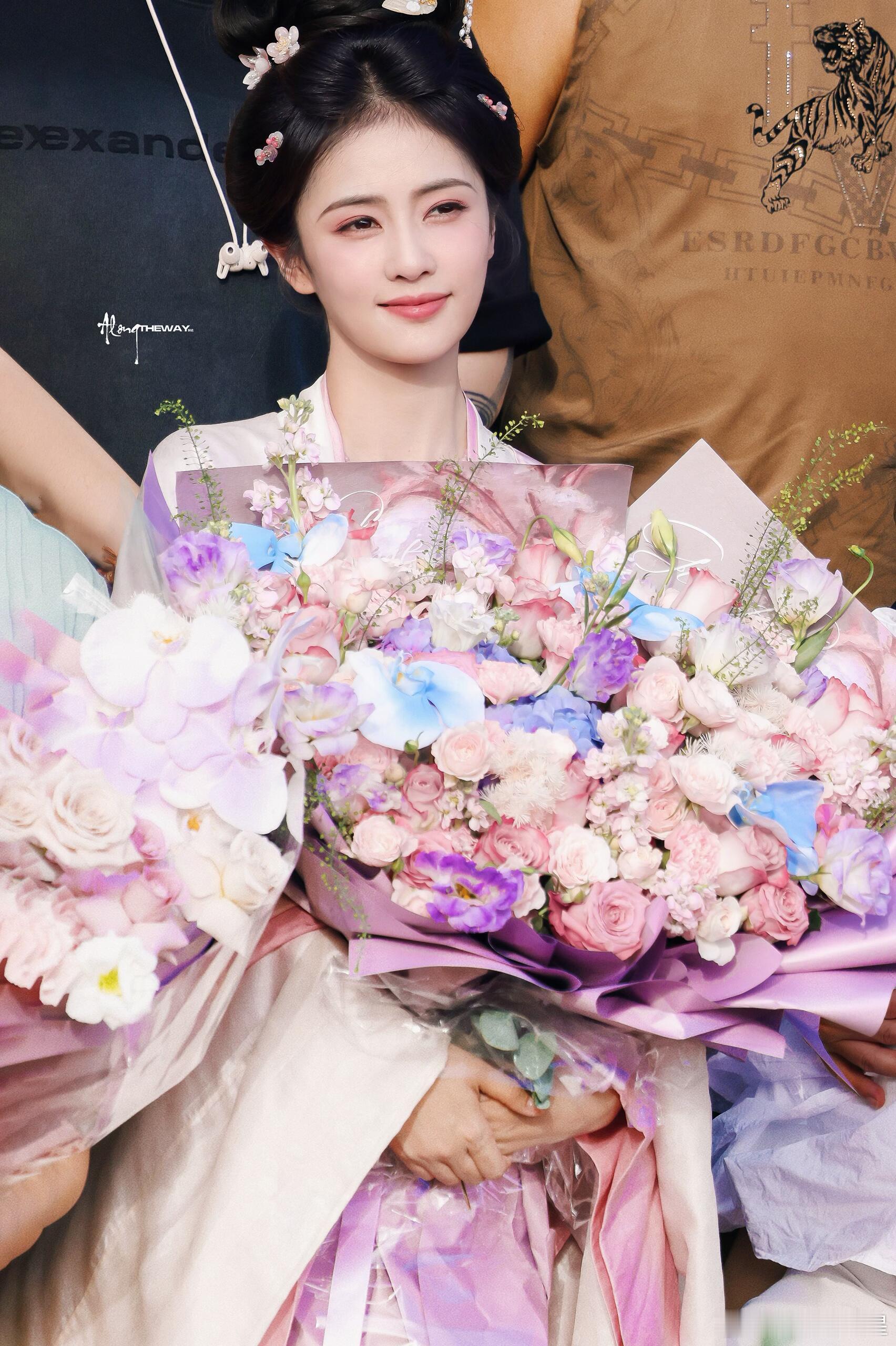 白鹿莫离杀青了白鹿莫离杀青大合照 恭喜白鹿杀青 ​​​