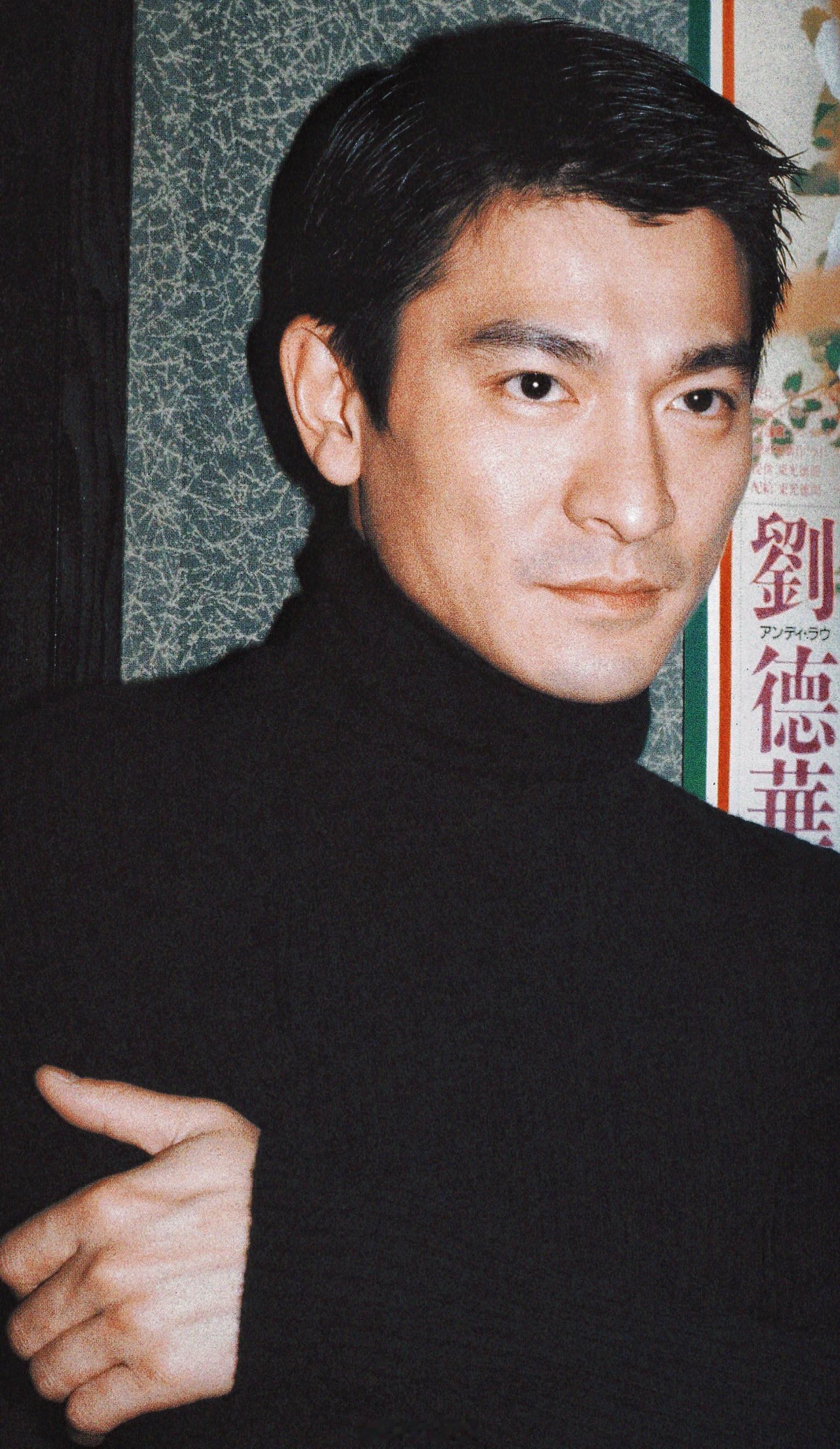 穿高领毛衣最帅的型男——刘德华 当年赴日宣传【新上海滩】，随便一照都是GQ大片呀