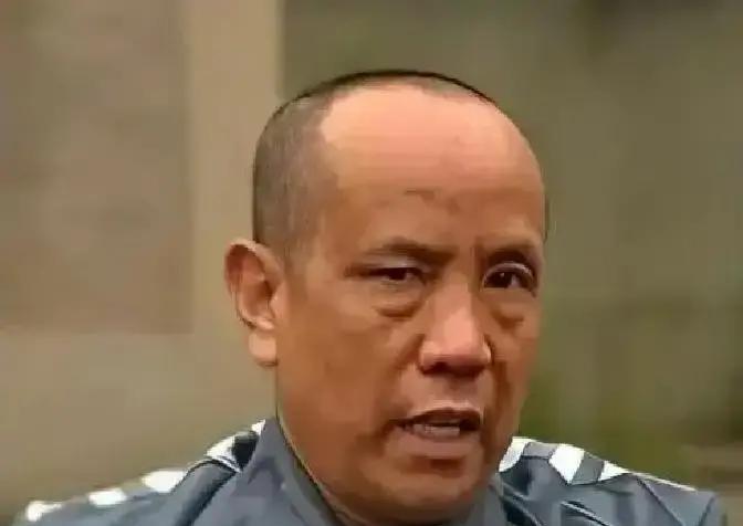 1988年，罪犯王金全趁狱警转身的空隙，一头钻进监区厕所的大便槽。从粪便槽内一寸