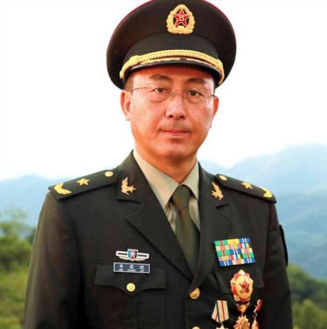 1985年，老山战场上，20岁小战士被炸伤，眼看敌人正冲过来。

电话那头传来电