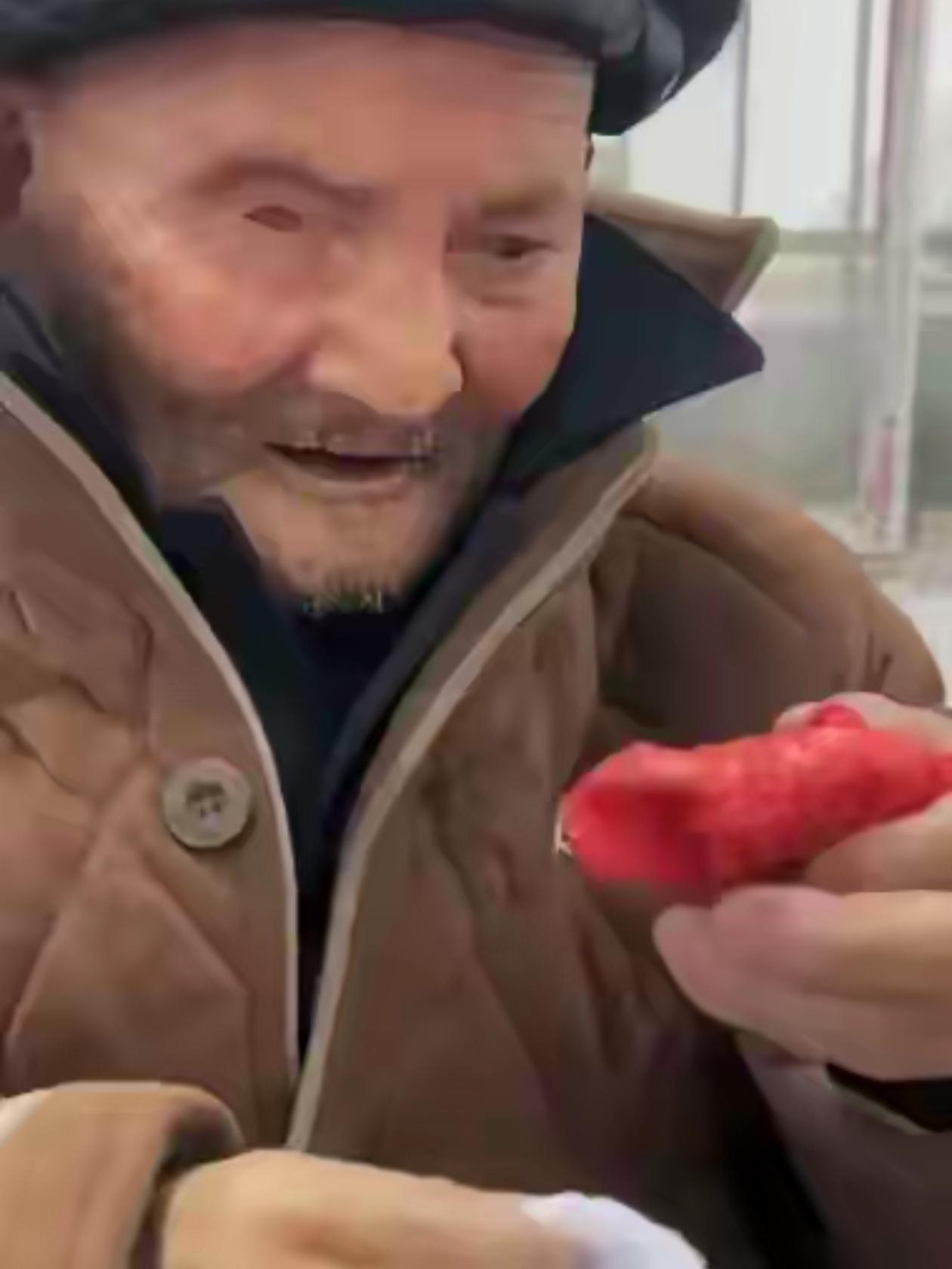 "血浓于水。"河南，96岁妹妹专程回娘家看望98岁哥哥，父母早已离世多年，手足成