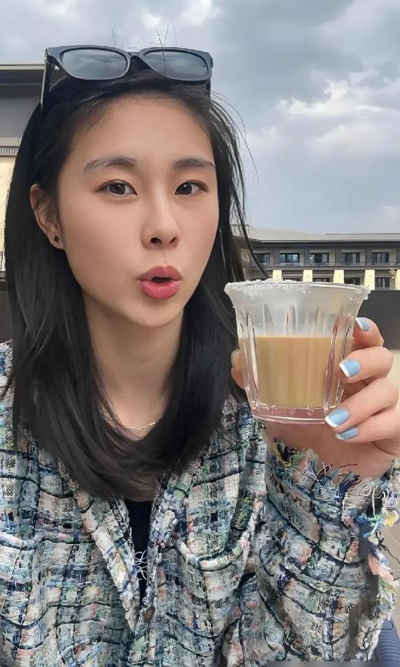 19次失误。
全队的三分球，16投3中。
这数据，直接摆在宫鲁鸣面前，估计脸