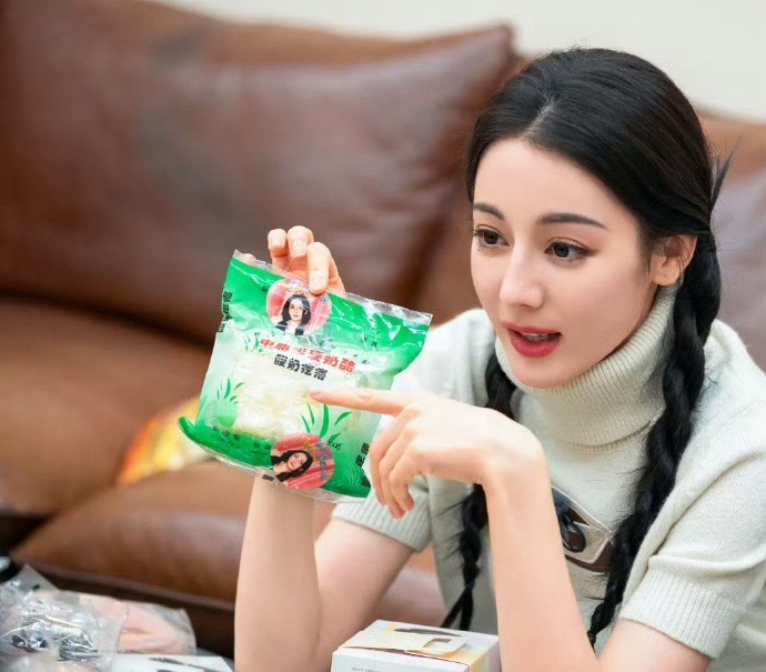 雪野说迪丽热巴会跟她聊喜欢的小零食 哈哈哈哈迪丽热巴吃货人设不倒，确实爱分享美味