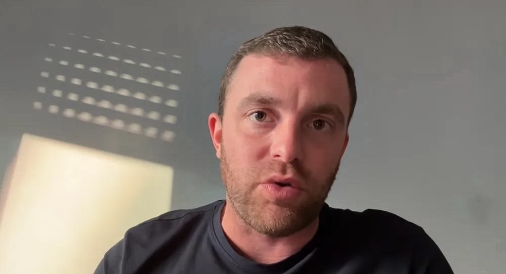 知名记者罗马诺在最新播客中，透露了巴萨边后卫位置的转会动态。他表示，若有英超俱乐