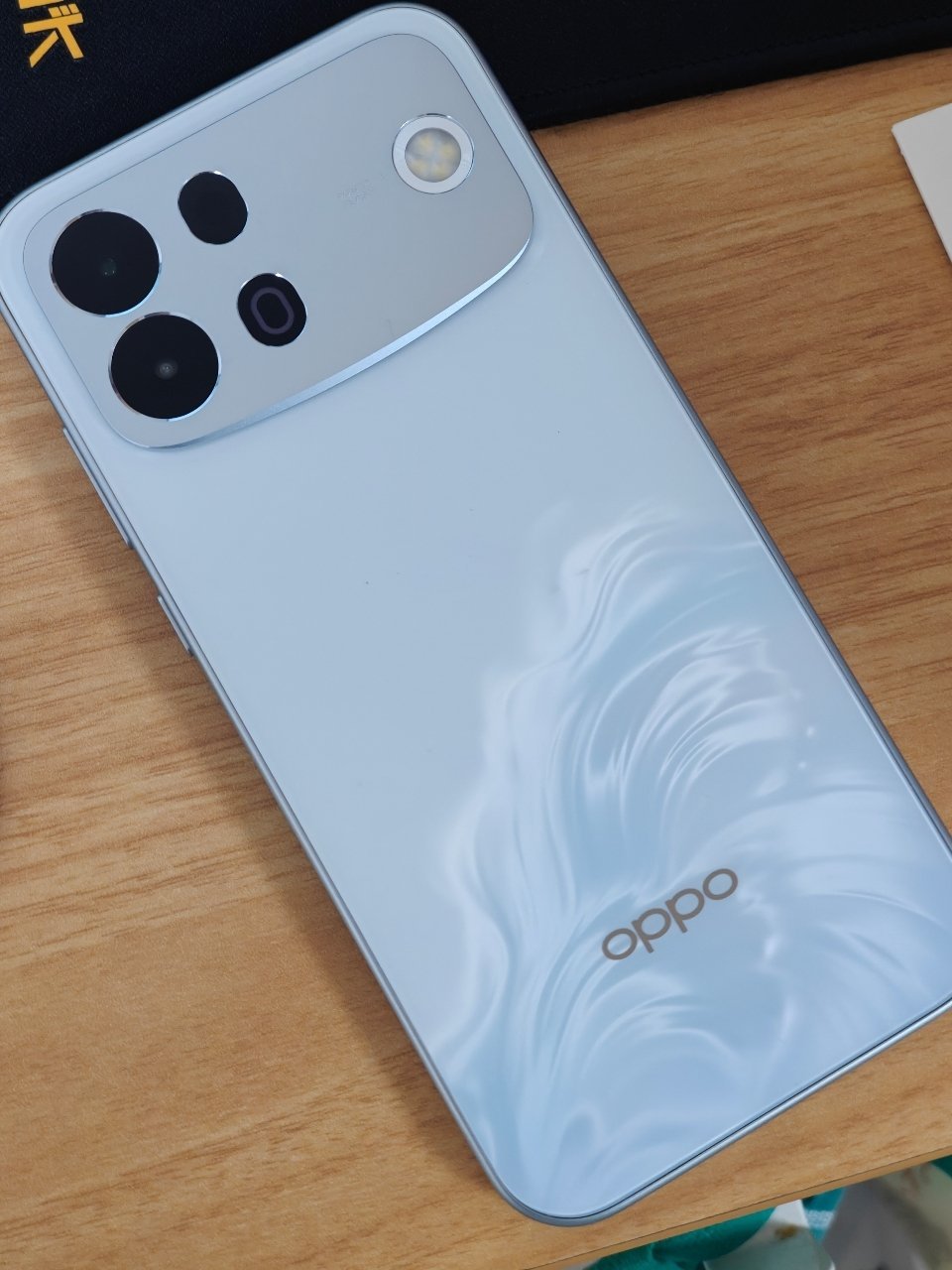已经拿到OPPO A7 Pro Max用了一段时间了，背面这个浮雕纹理真的越看越