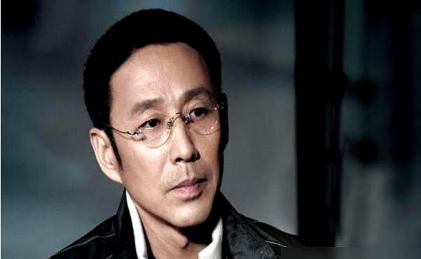 陈道明跟女儿说，找男人别看他说什么，得看他担什么。

这话真不是演的，他跟杜宪几