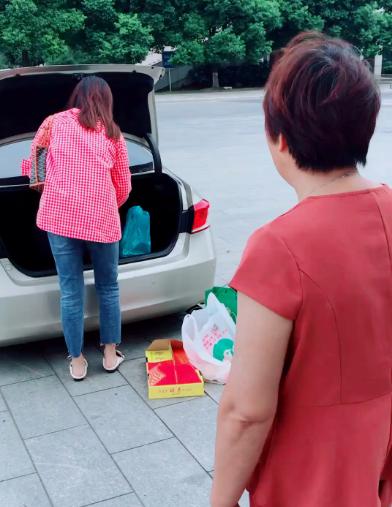 我这个老婆真是惯坏了！1800生活费不够非要2000！我亲自去娘家道歉，还跟我耍