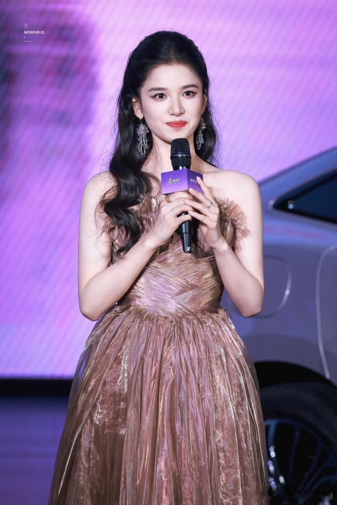张婧仪秦MAX发布会生图 张婧仪的气质里有种松弛感，不赶时间、不追求目的地的出游