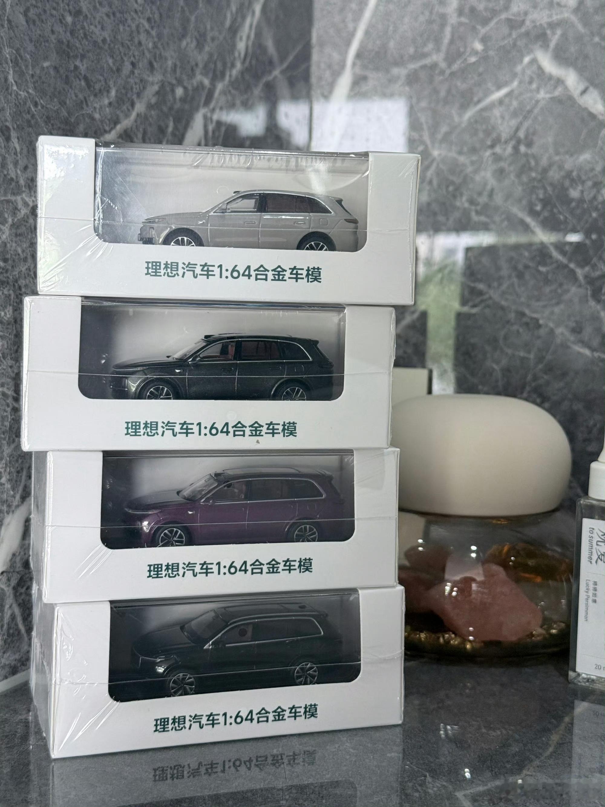 8月我的生日月，本月过半，再给粉丝抽份小礼物，限量版车模4个，点赞关注评论走起～