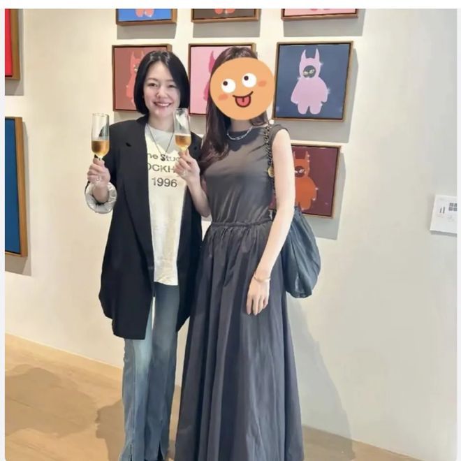 小女儿画展引发热议，画作风格怪异引发关注。漫画家对其画作提出担忧其心理健康的建议