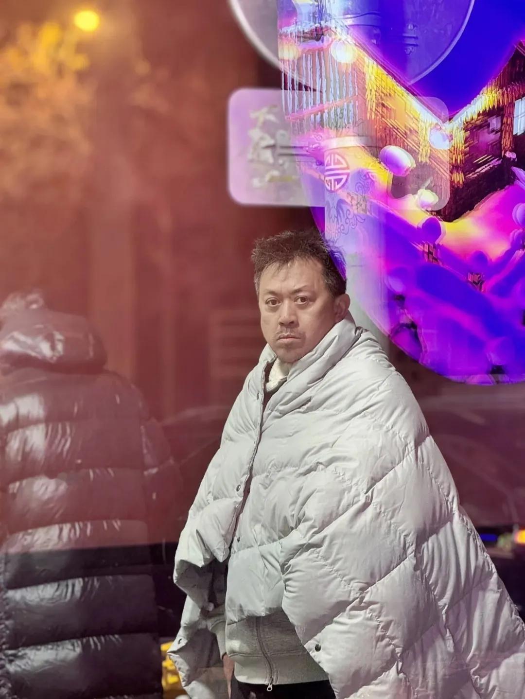 这是碰到明星了吗？看起来有点眼熟，有人知道是谁吗？