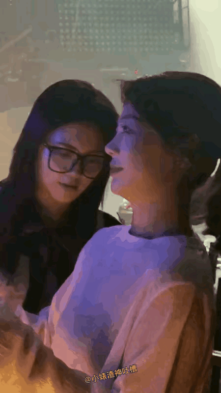 气质这种天生的，不用刻意打扮。
在人群中，她最燿眼。