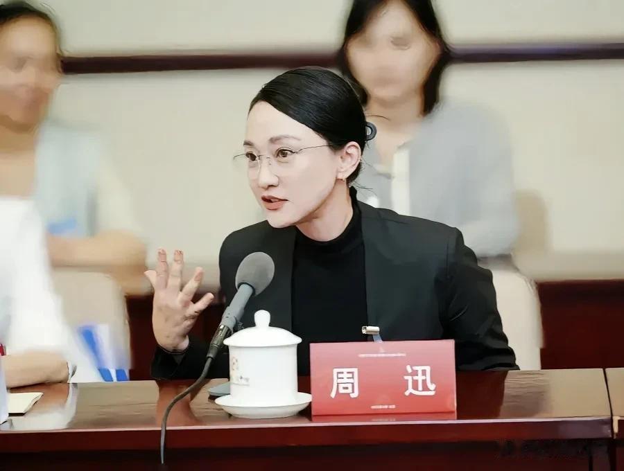 不得不说，作为中国文艺志愿者协会代表的周迅，其气场真的很强大。

周迅是一位具有