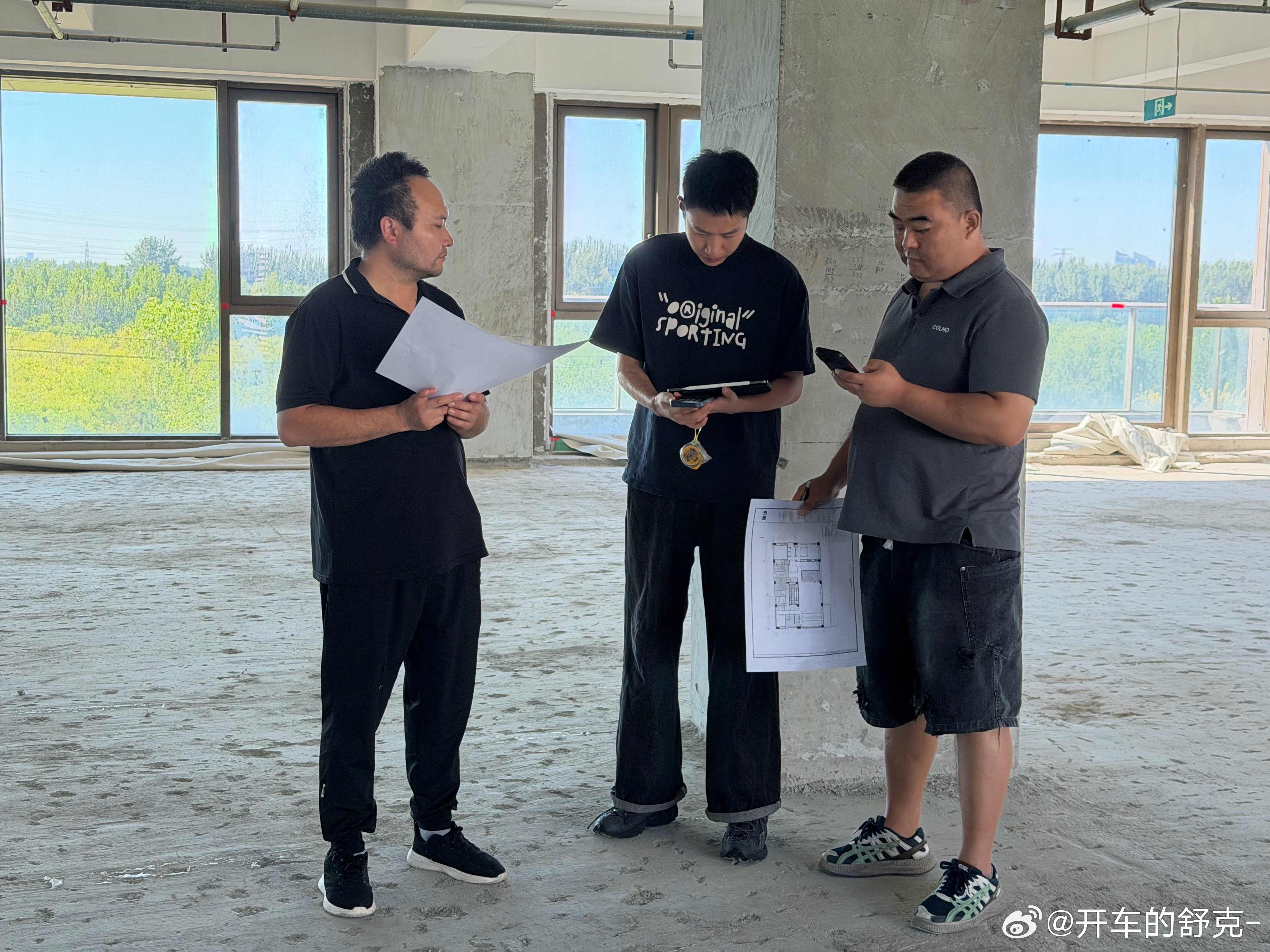 对比完之后还是决定用COLMO的中央空调，今天上门先看一下方案。设计师也到了[爱