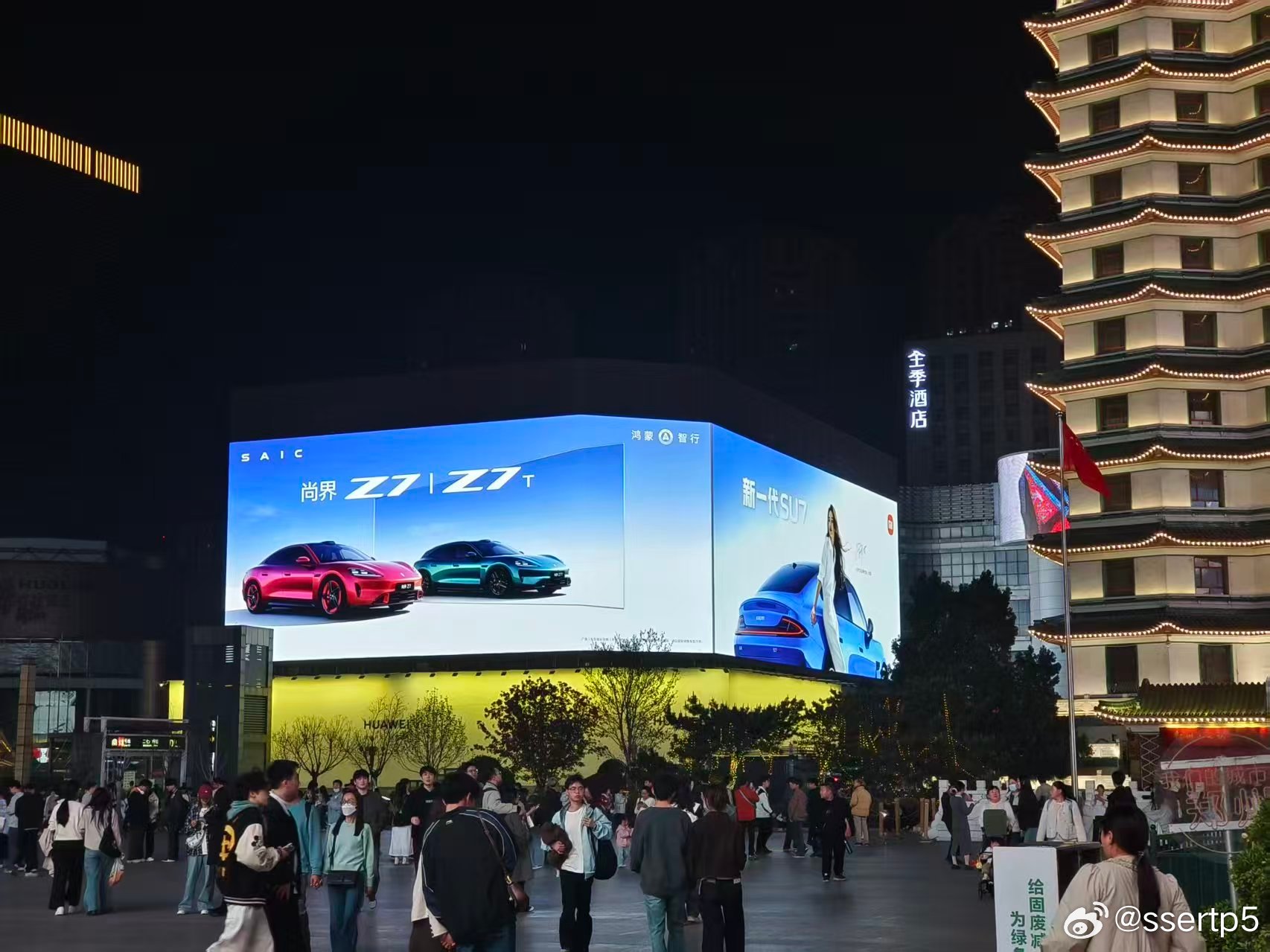 这一幕，很和谐。 