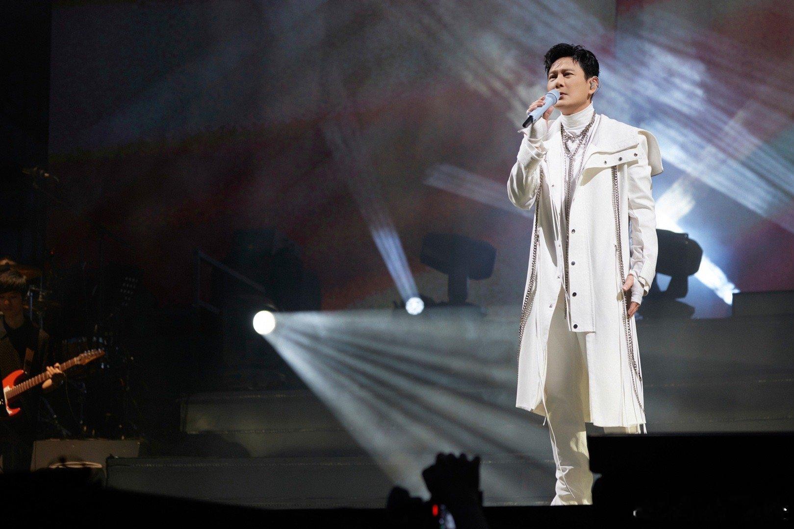 #张信哲发火像撒娇# 此刻我们歌迷就是最幸福的人，收到来自哲哥送来的一大波比心，