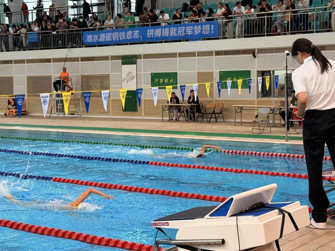 500余名小将劈波斩浪，“乐荷杯”城市游泳公开赛燃动泉城
