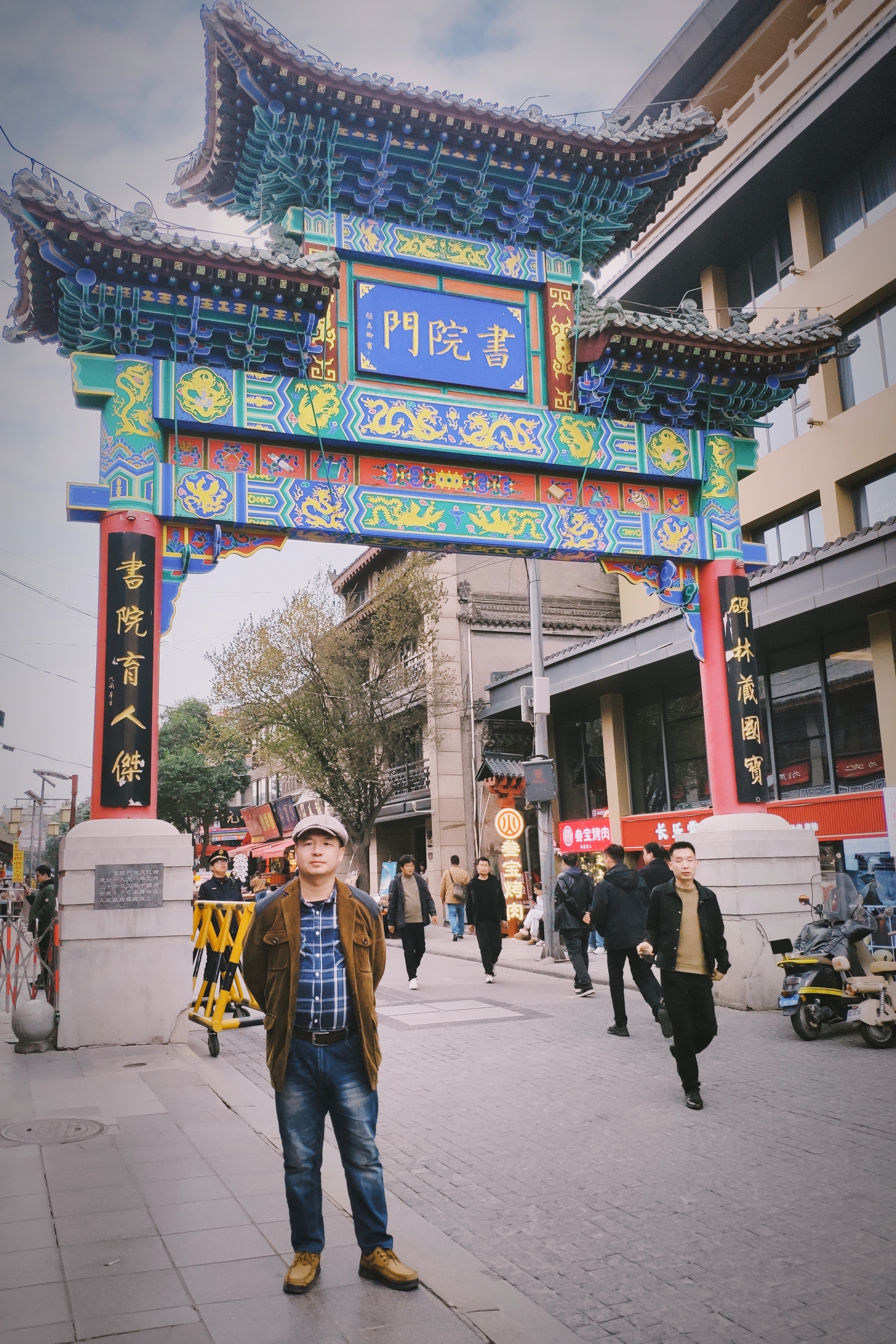 西安书院门，和北京琉璃厂一样，是以文房四宝、书画碑帖为特色的街道，民国大家于右任