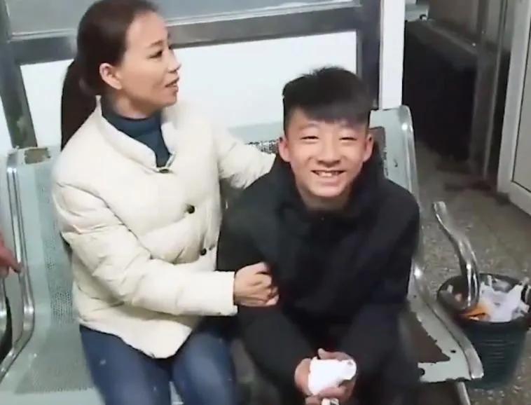 河南1名年仅15岁少年，谎报年龄说自己17岁，倒挂下井救3岁女童，接连5次失败，