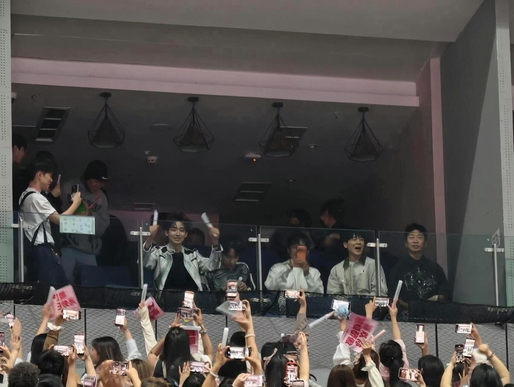 去了谢娜演唱会的明星谢娜演唱会现场的明星谢娜演唱会好多明星啊 