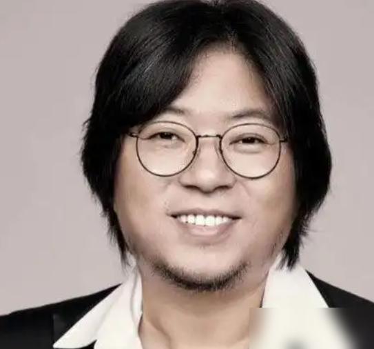 高晓松最近凑了个三连瓜。
 
先是AI碰瓷，有人合成他的视频卖膏药，朋友都信了下