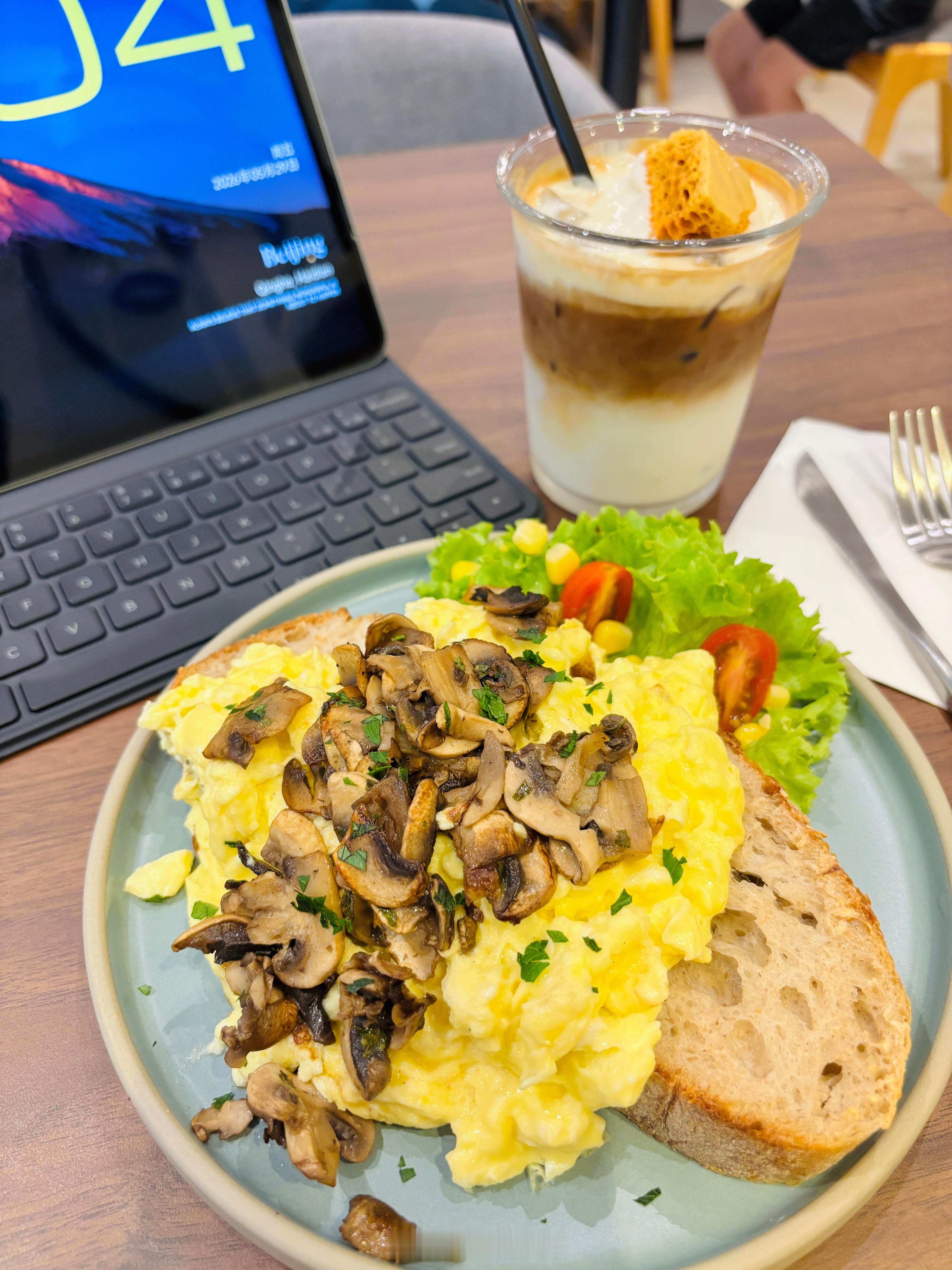 马来西亚 午安午餐MUSHROOM SCRAMBLE SOURDOUGH & C