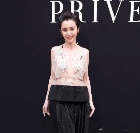 53岁李冰冰最新照近日，53岁的中国影星李冰冰出席巴黎Armani Privé 