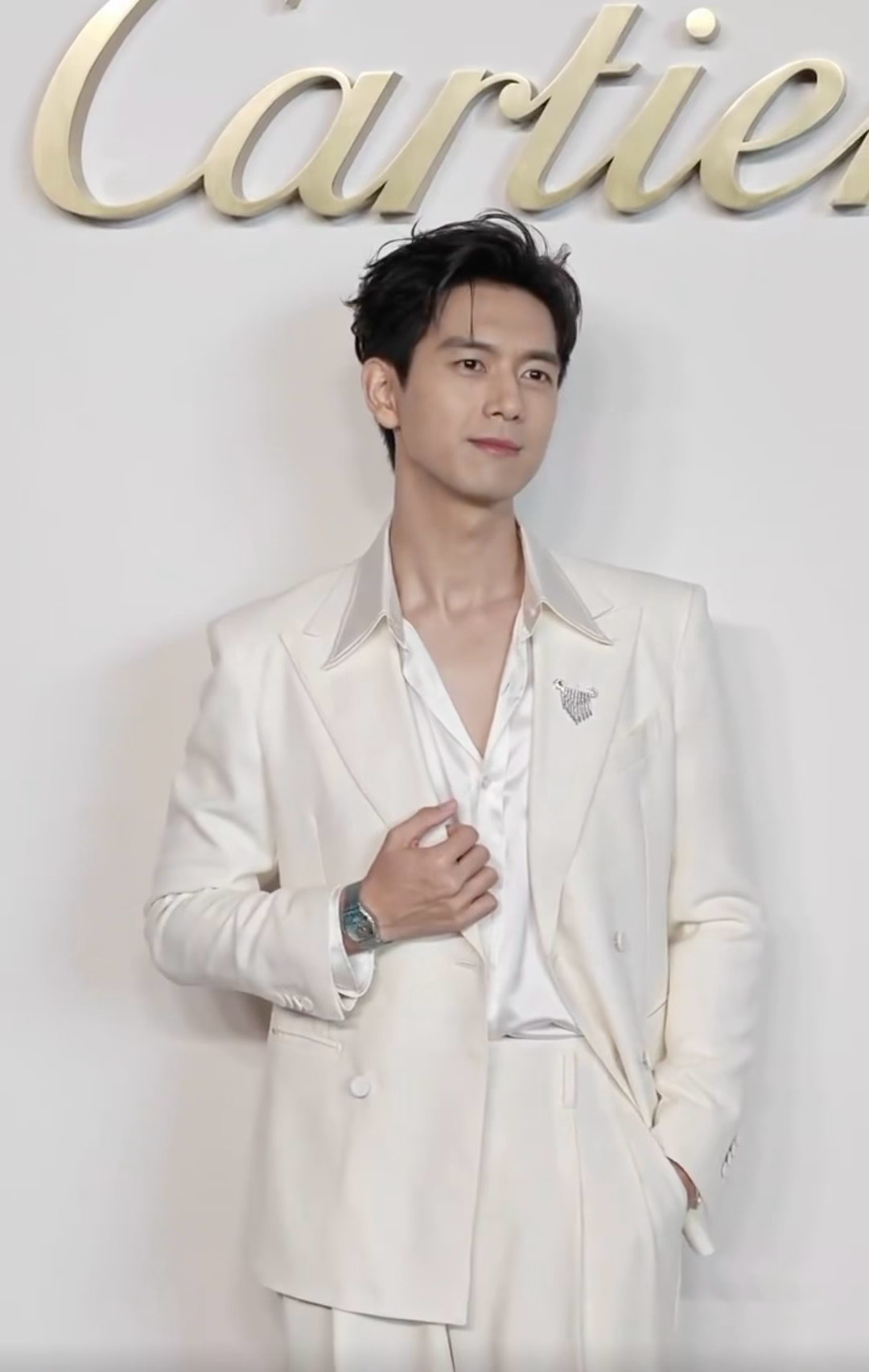 李现下意识伸手扶张婧仪绅士有风度的李现还这么帅，谁不喜欢呢完全卡地亚贵公子~