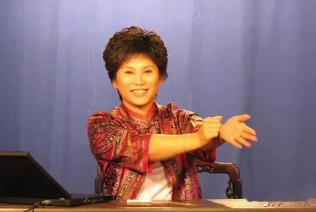 “在座的各位有谁知道，香港富豪为什么宁娶女运动员，也不娶娱乐圈里漂亮的女明星吗？