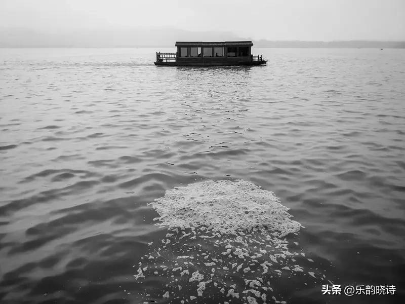“西湖柳醉三千客，断桥风牵一叶舟”，这两句诗简直把西湖的美描绘得淋漓尽致。想象一
