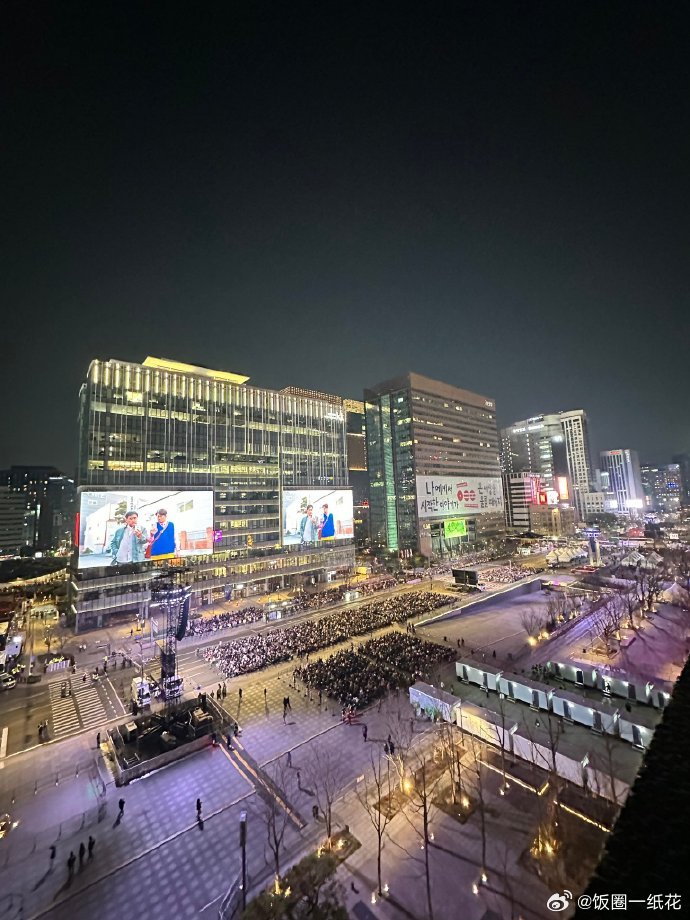 BTS光化门公演实际动员人数BTS光华门公演预测动员26万观众，出动了1.5万的