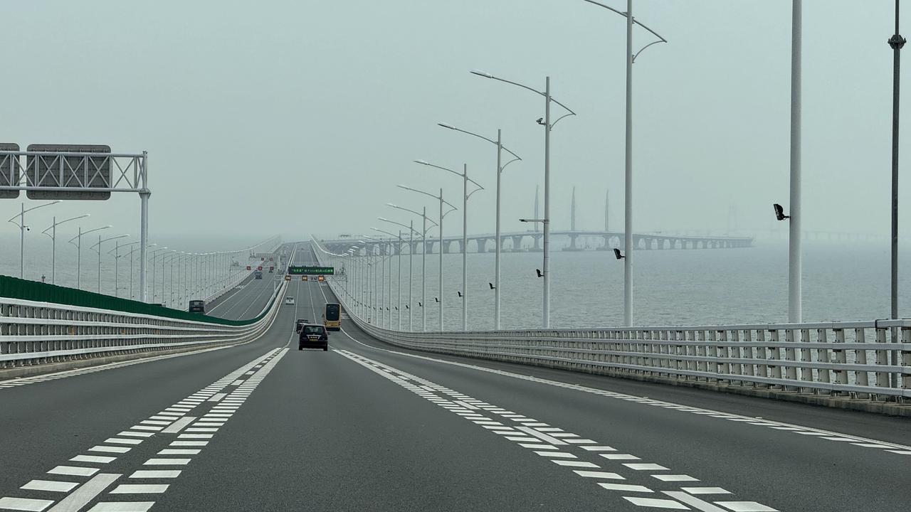 如果平常出差走港珠澳大桥去香港转机
这桥费不仅会比走深中通道多一倍
关键是机票不