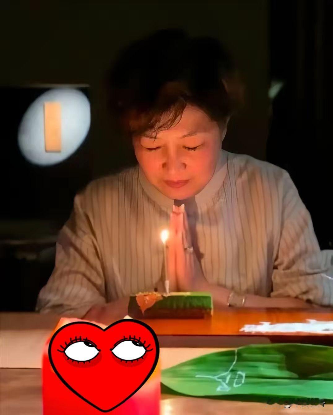 57岁哈文，突然发文！
4月13日，好久没有消息的哈文，在社交平台晒出庆生照，配