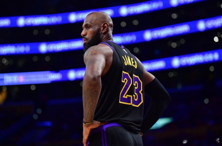 NBA名宿皮尔斯在节目中表示，詹姆斯应该退役。“仅仅是因为这样一个简单的事实（他
