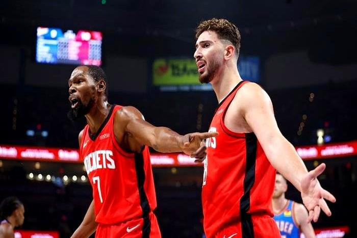 火箭队最尴尬的一幕，可能就是阿门·汤普森一缺阵，申京立马砍下三双，全队进攻也瞬间