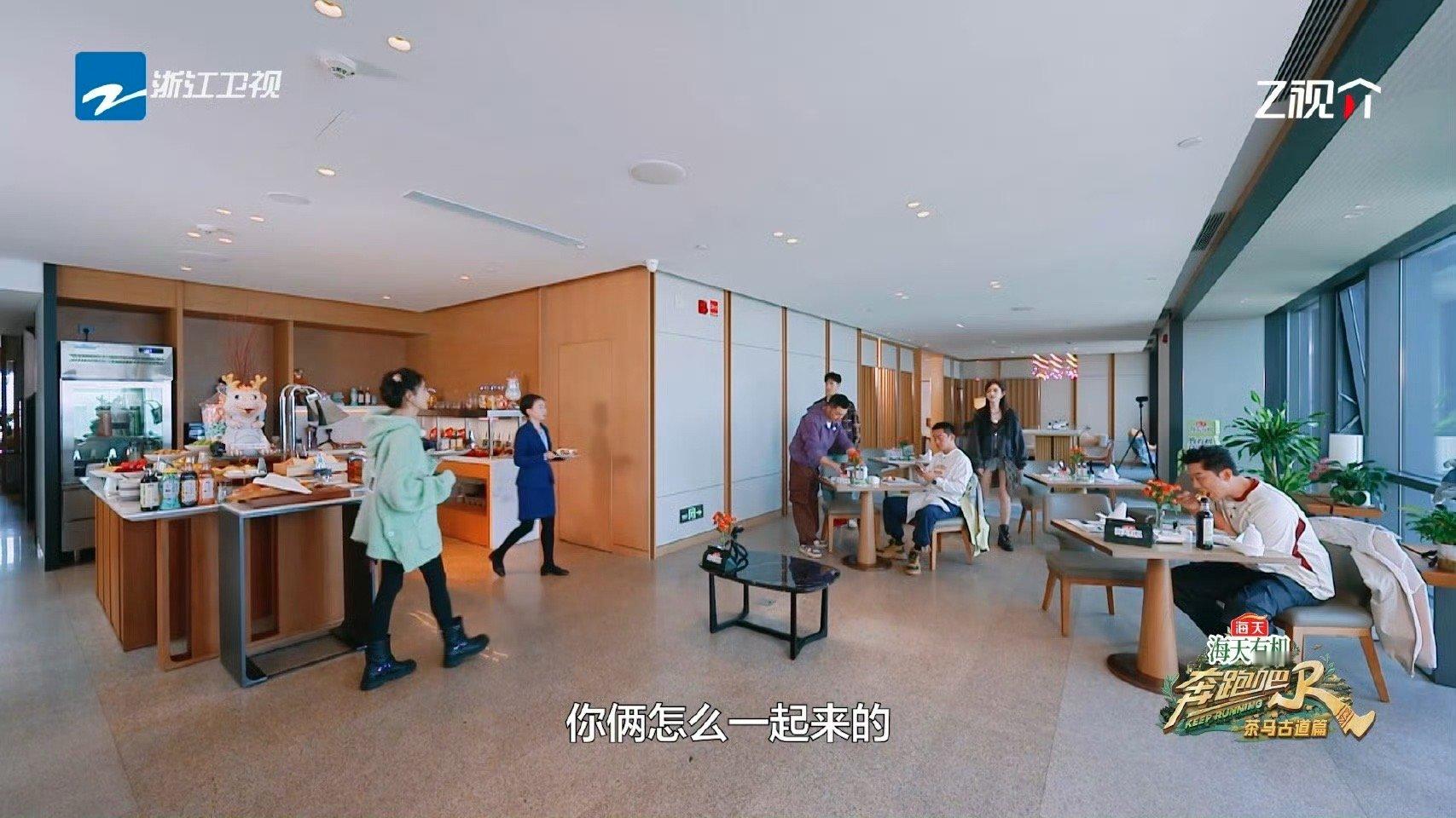 白鹿也要坐昭昭墨墨主桌  白鹿嗑 CP 超厉害，当面发问毫不含糊。期待她在主桌继