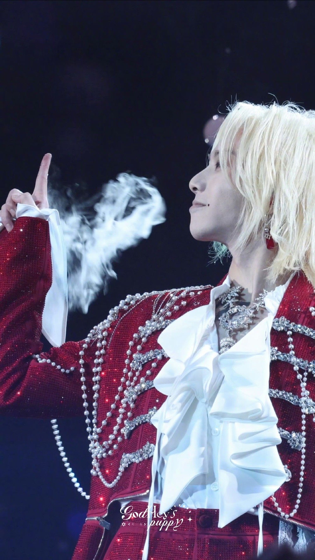 华晨宇星芒红宝石 什么叫“人间红宝石”？华晨宇这身造型给出了满分答案！红色亮片如