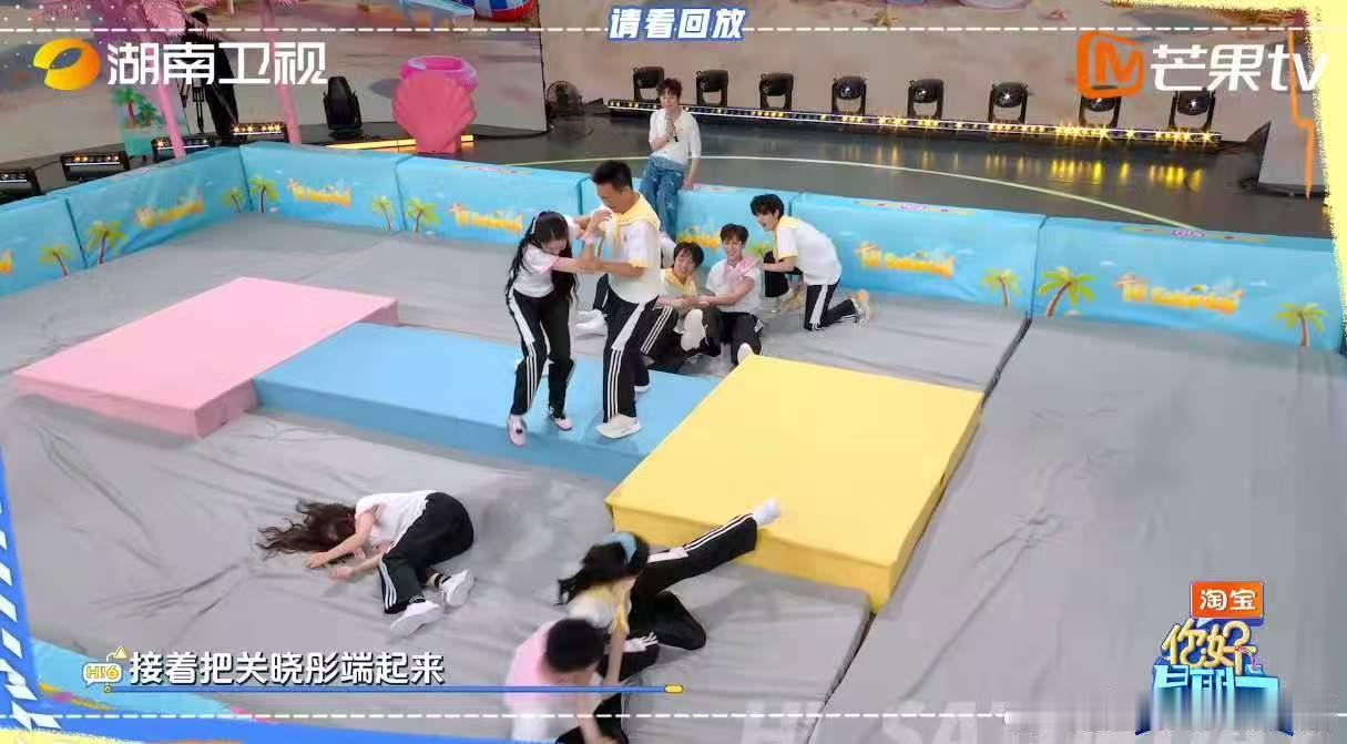 王晓晨孙浩对抗路戏搭子 孙浩一把甩开王晓晨 你好星期六本以为同剧组伙伴会手下留情