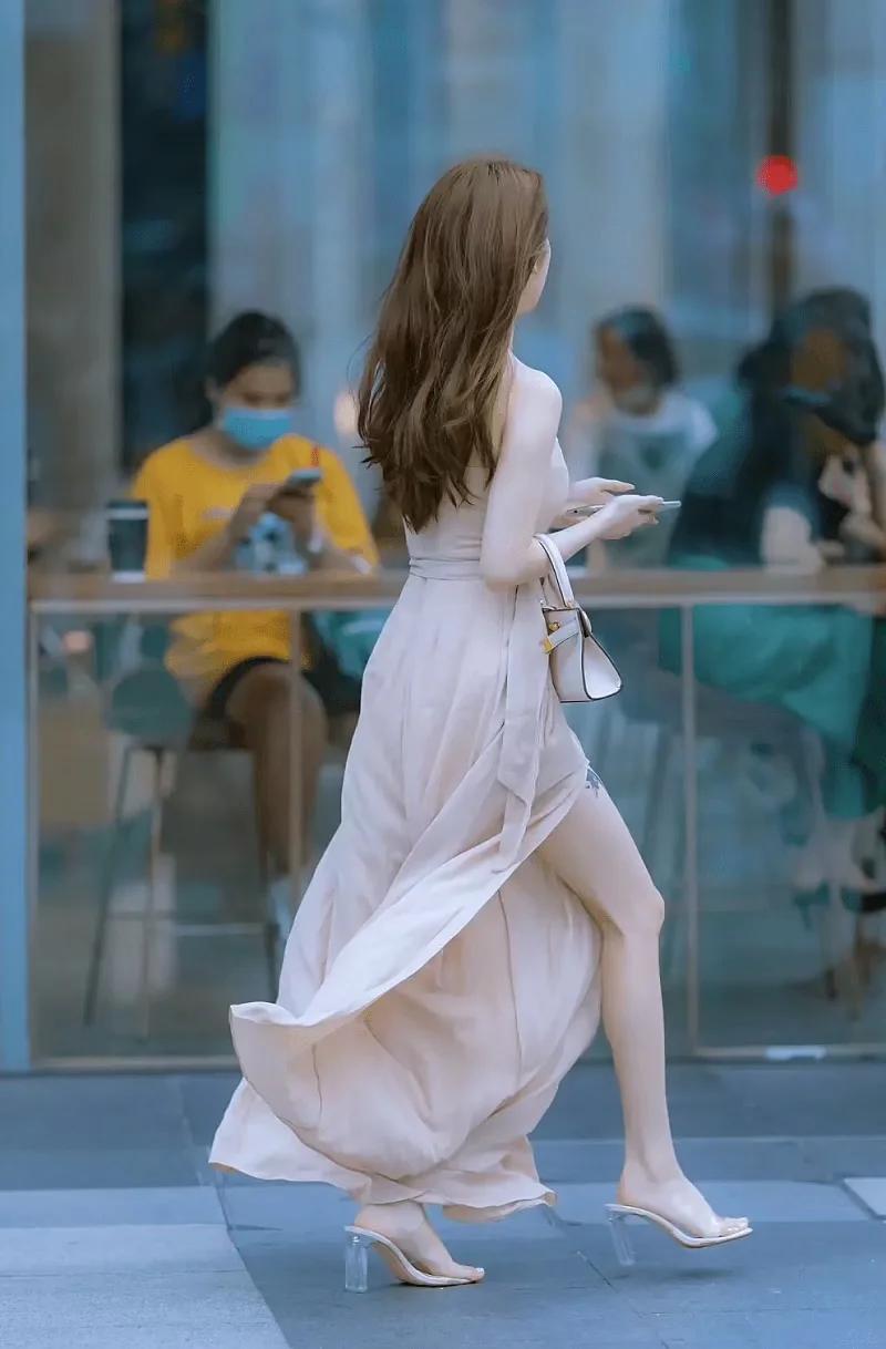 月光下谋爱，烟火里谋生。