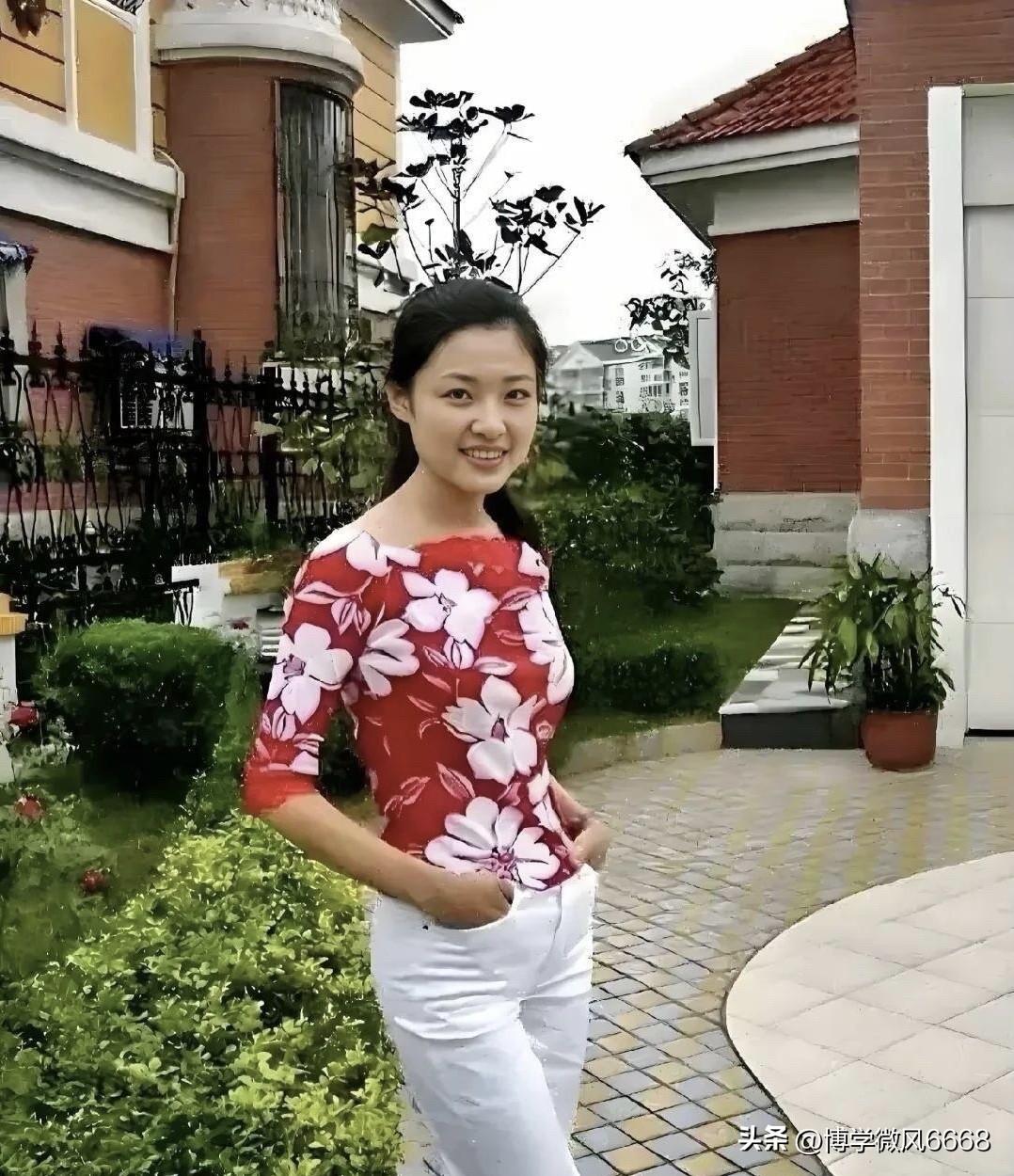 娱乐圈里长得漂亮的人很多，但能称得上绝世美人的，只有周涛。其实她是个笑容明艳眼神